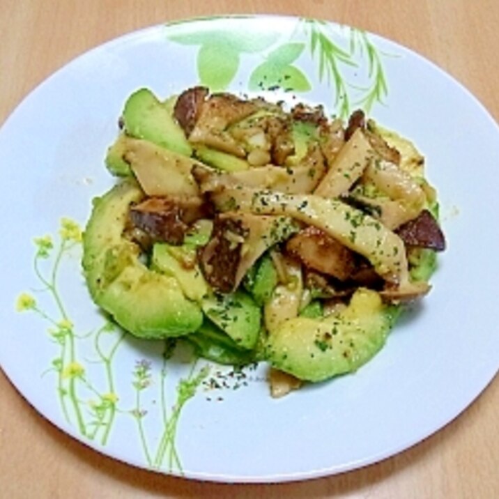 アボカドときのこの醤油麹バター炒め